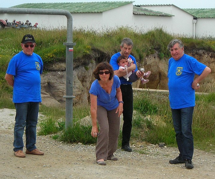 2012-06-27 82 Daniele vise le petit et Jacky cramponne la petite.JPG